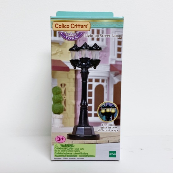 Calico Critters Mr. Lion's Winter Sleigh Holiday Set and Light Up Street Light - Picture 5 of 7